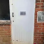 Comfy Affordable 2 Bedroom Flat Free Parking